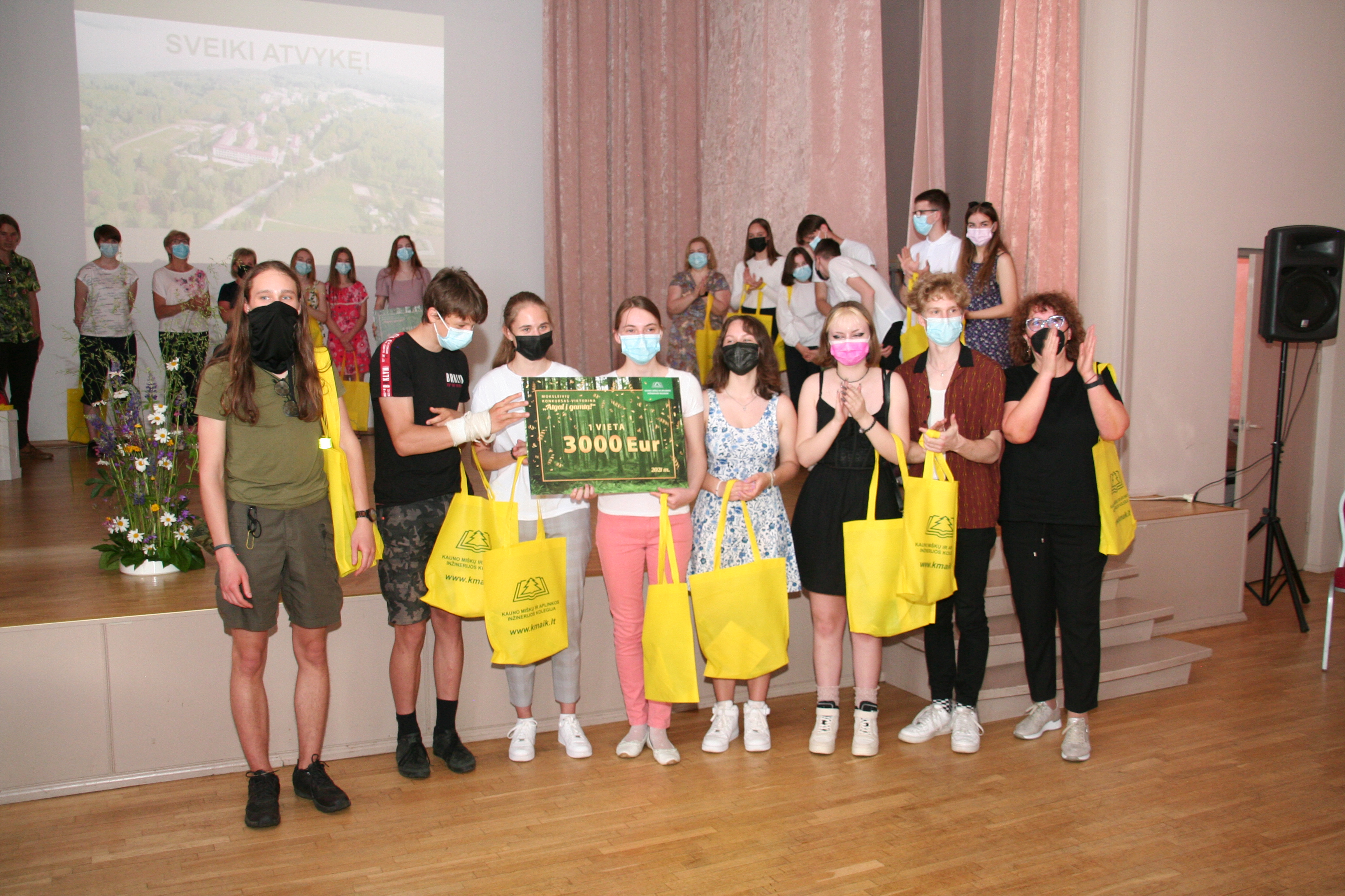 Buvo apdovanoti „Atgal į gamtą“ konkurso nugalėtojai: moksleivių žinios maloniai nustebino
