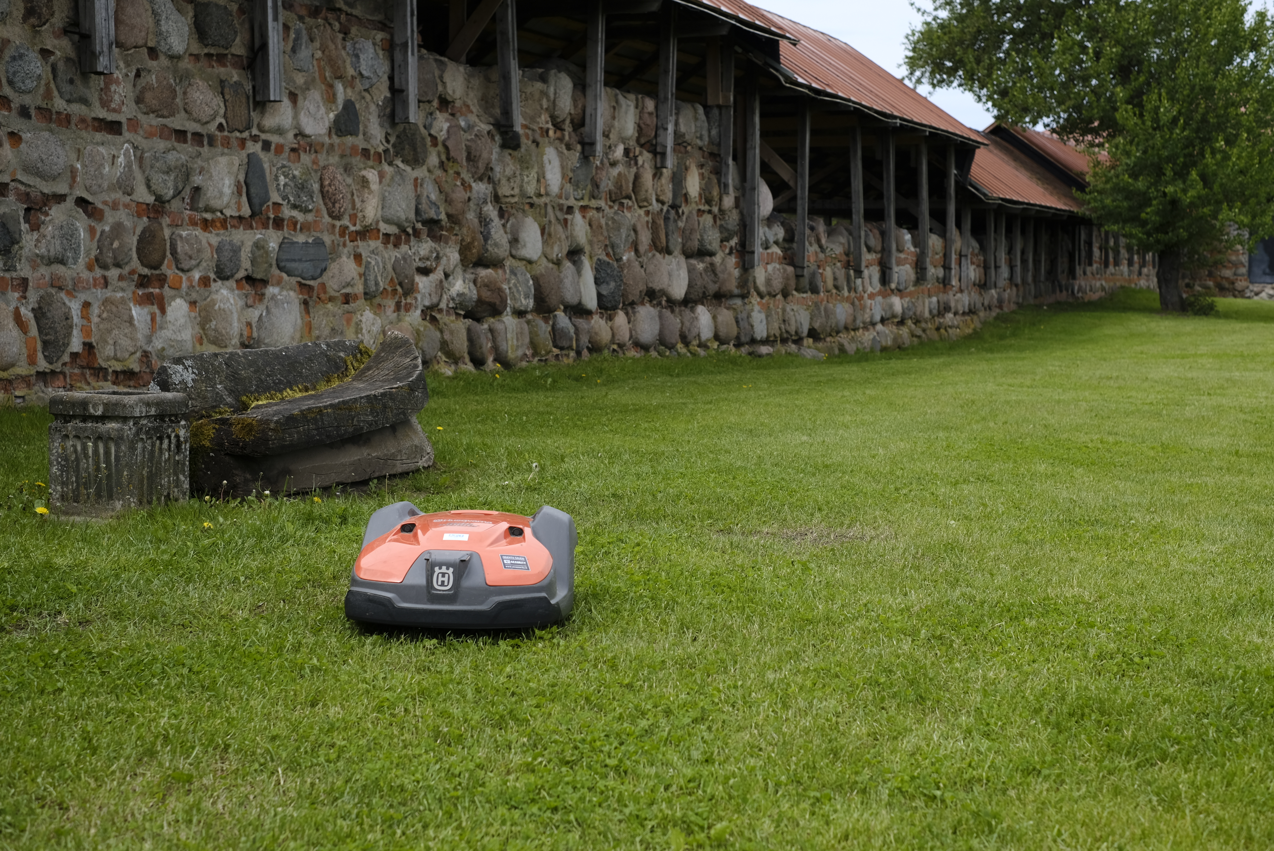 Kauno miesto žaliąsias erdves prižiūri jau 7 žolės pjovimo robotai